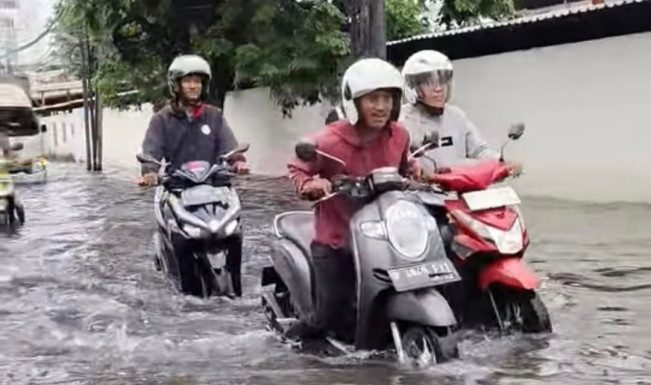 Bahaya Mengintai! Ini Risiko Bagi Motor Terjang Banjir